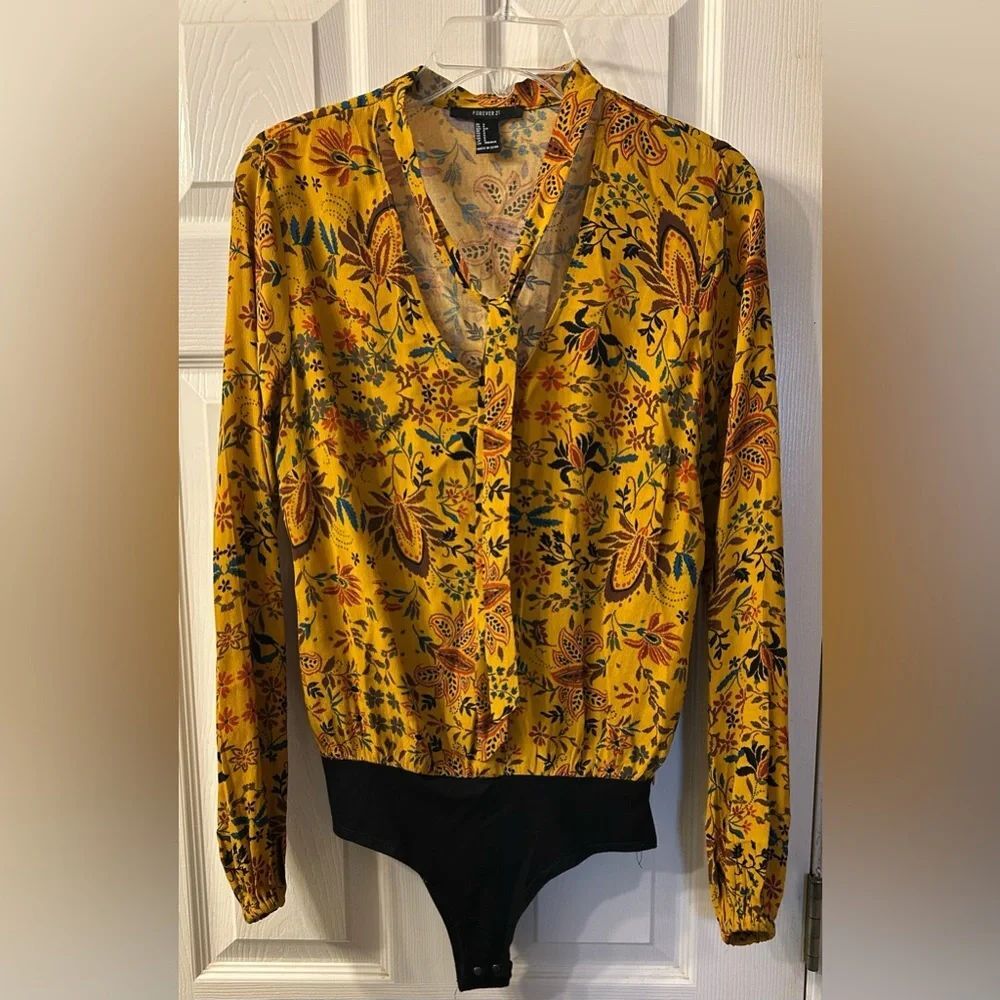 WomenโYellow Floral Body
Suit Size Large with Tie At Neck